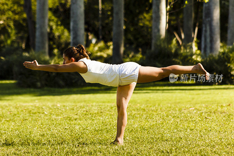 女人在瑜伽武士3姿势Virabhadrasana III姿势